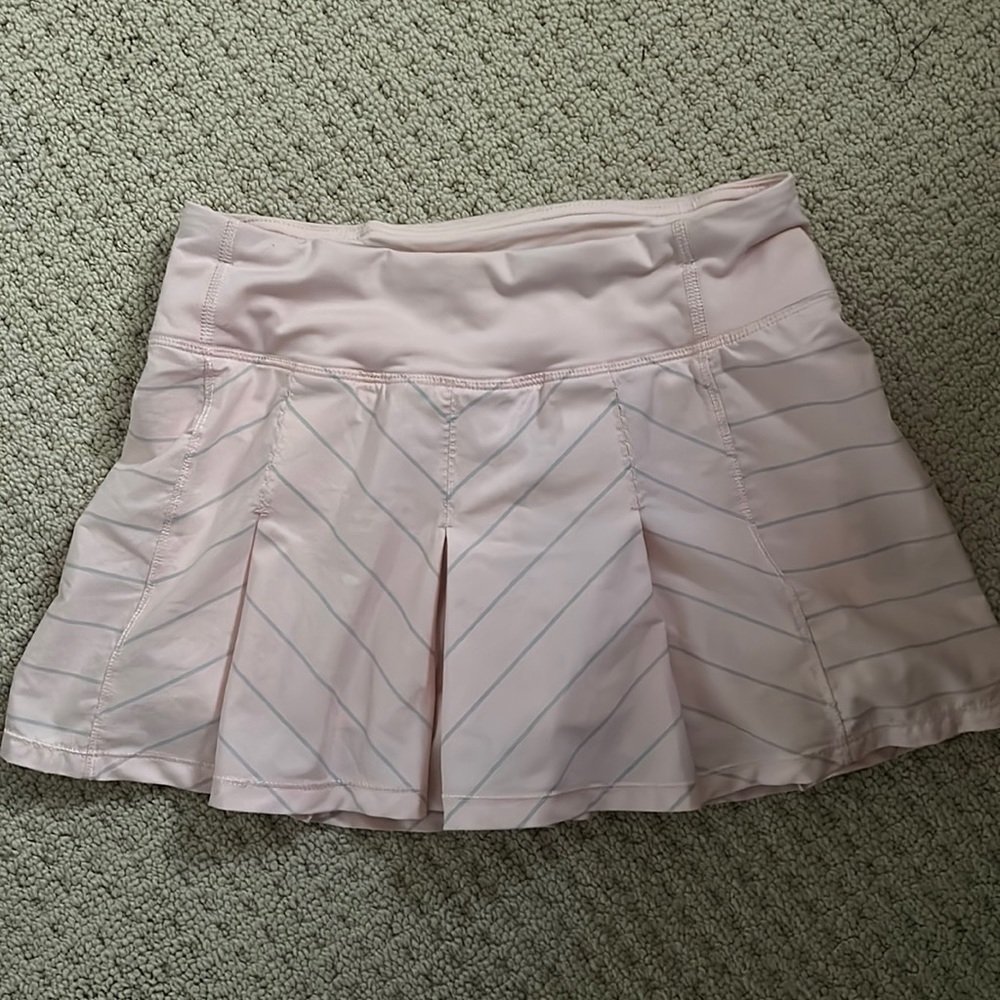Lululemon athletic pace rival skirt.